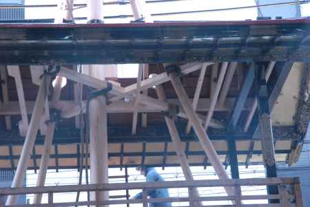 徐徐に組み立てられる鶏鉾