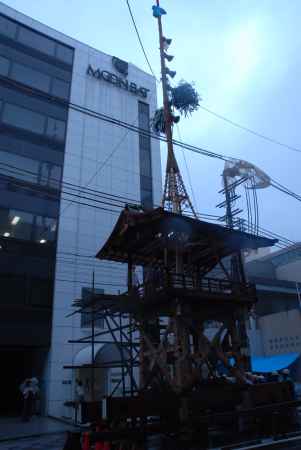 職人によって組み立てられる鶏鉾