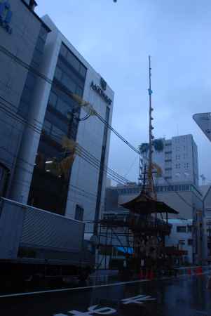 雨の中での鶏鉾の鉾建て