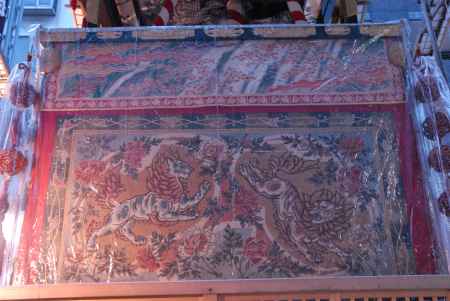 あかりに照らされる菊水鉾のタペストリー