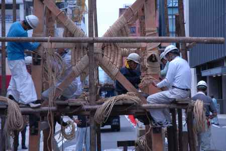 部材を縄で巻いていく