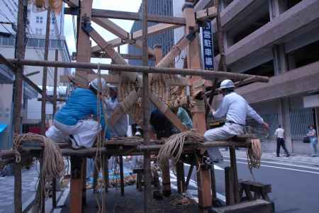 縄を締めて組み立てていく鶏鉾