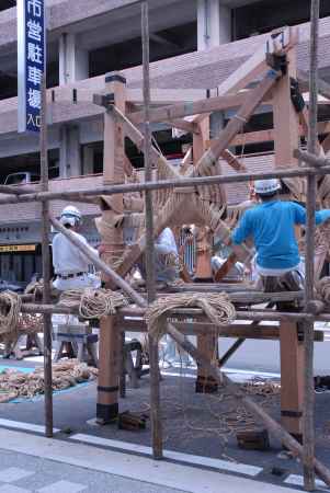 綺麗に巻かれていく縄