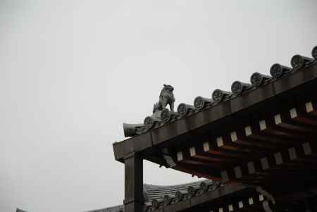 智積院金堂の屋根の狛犬