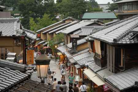 軒を連ねる二年坂の店