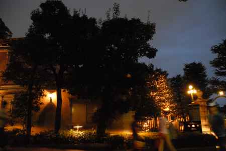 灯りがともされた長楽館