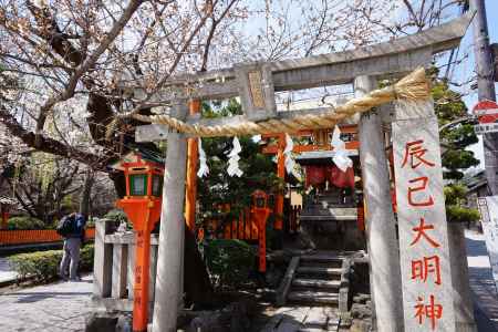 祇園白川　春の辰巳神社