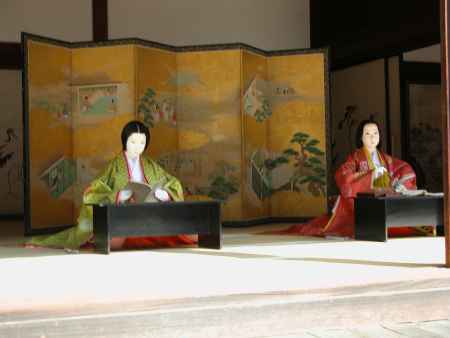 宮中の様子を再現した人形