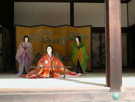 宮中の様子を再現した人形2
