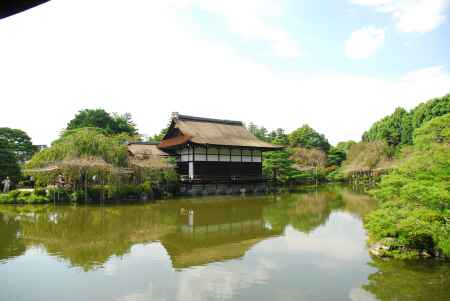 池に映る尚美館