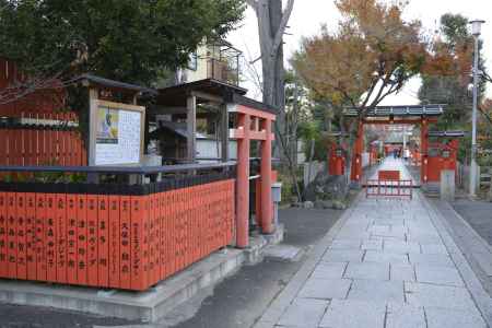 車折神社境内から本殿に向かって