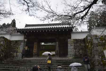 雪の三千院御殿門