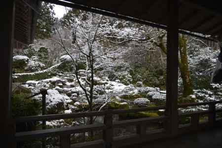雪景色の庭園を眺む