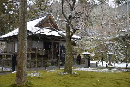 往生極楽院の雪屋根