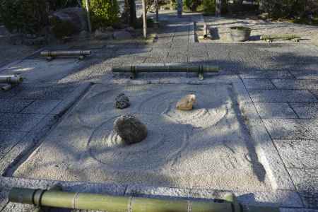 法住寺　本堂前庭