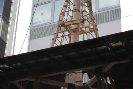 鶏鉾の鉾建て途中の屋根と鉾先