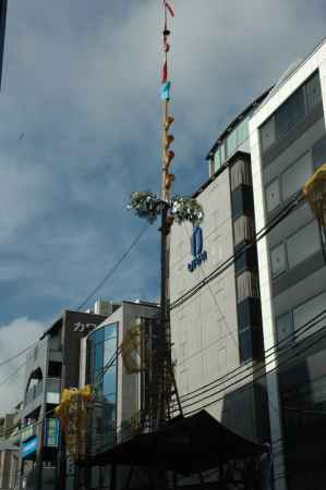 鶏鉾空に向かう鉾頭