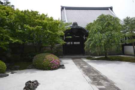 勅使門に続く石畳