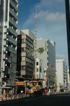 青空にそびえる月鉾