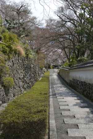 善峯寺　石畳と土壁