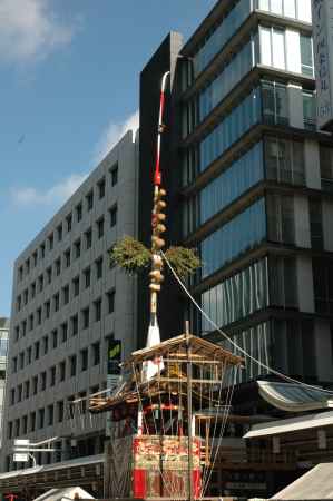 朝日にそびえる長刀鉾