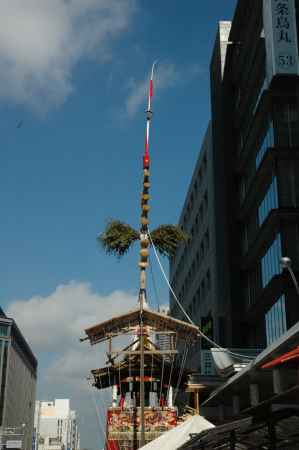 一直線に伸びる長刀