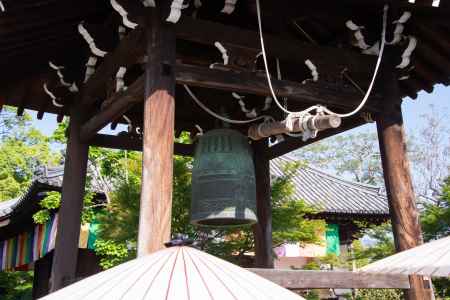 乙訓寺　鐘楼と和傘