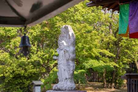 乙訓寺　本堂から覗く石像