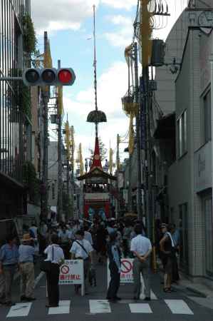 ビルの谷間の放下鉾