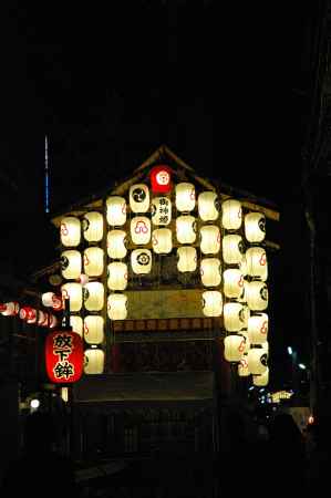 夜空に浮かび上がる駒形提灯