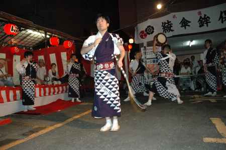 棒踊りと太鼓の踊り