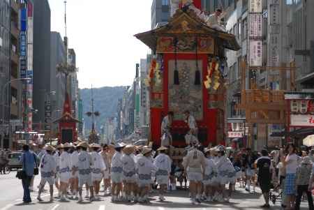 巡行順に並ぶ壮大な鉾たち