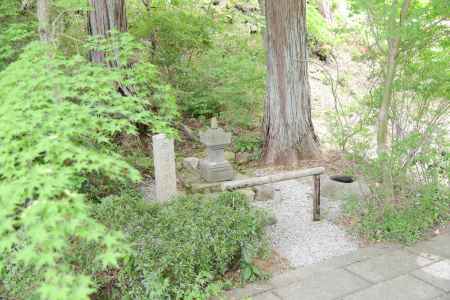 十輪寺　業平墓