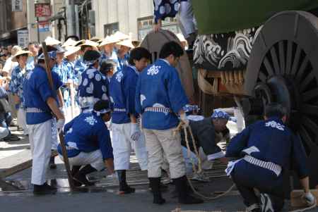 辻回し準備中船鉾