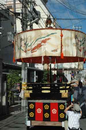 巡行を待つ綾傘鉾