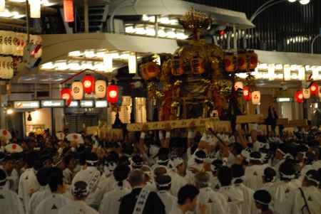 神幸祭神輿中御座のさし上げ