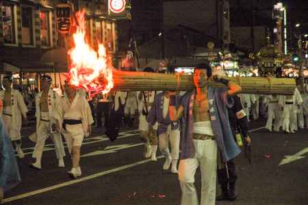 先導する宮本組