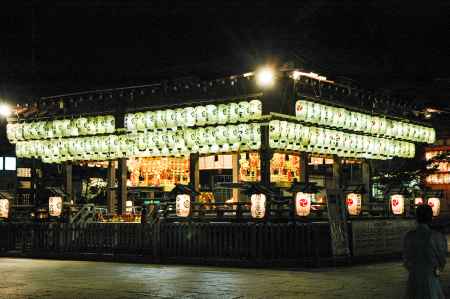 舞殿に戻った神輿