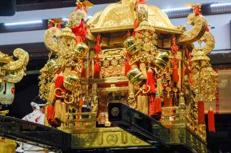 正面からみる神輿