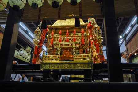 舞殿に佇む神輿