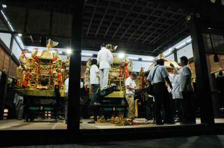 神輿を囲む人々