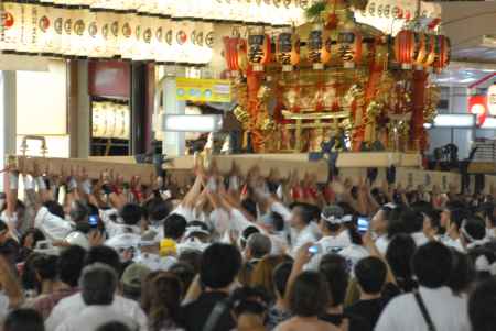 神幸祭神輿東御座さし上げ絶頂