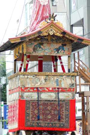 前から見る鶏鉾