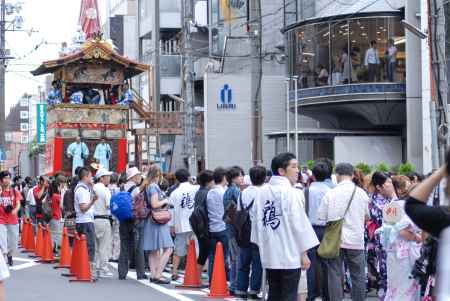 曳き初め　鶏鉾に集まる観客