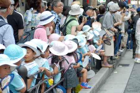 曳き初め　観客の子供たち