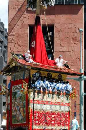 鶏鉾　四条通りへの辻回し