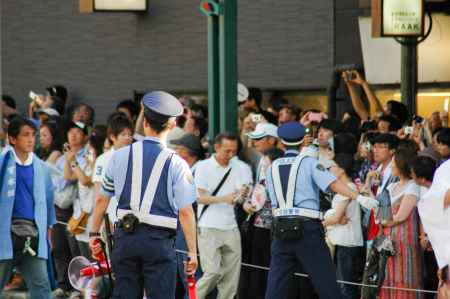 山鉾巡業の観客達