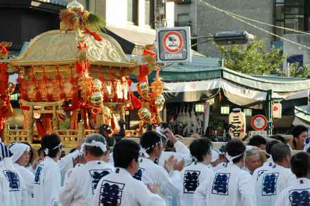神幸祭の出発