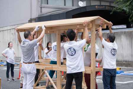 綾傘鉾　お迎え提灯の準備