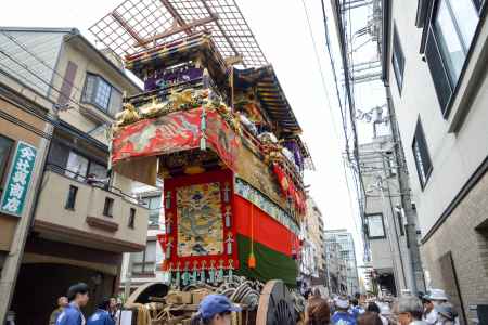 曳初め　船鉾の後を追う
